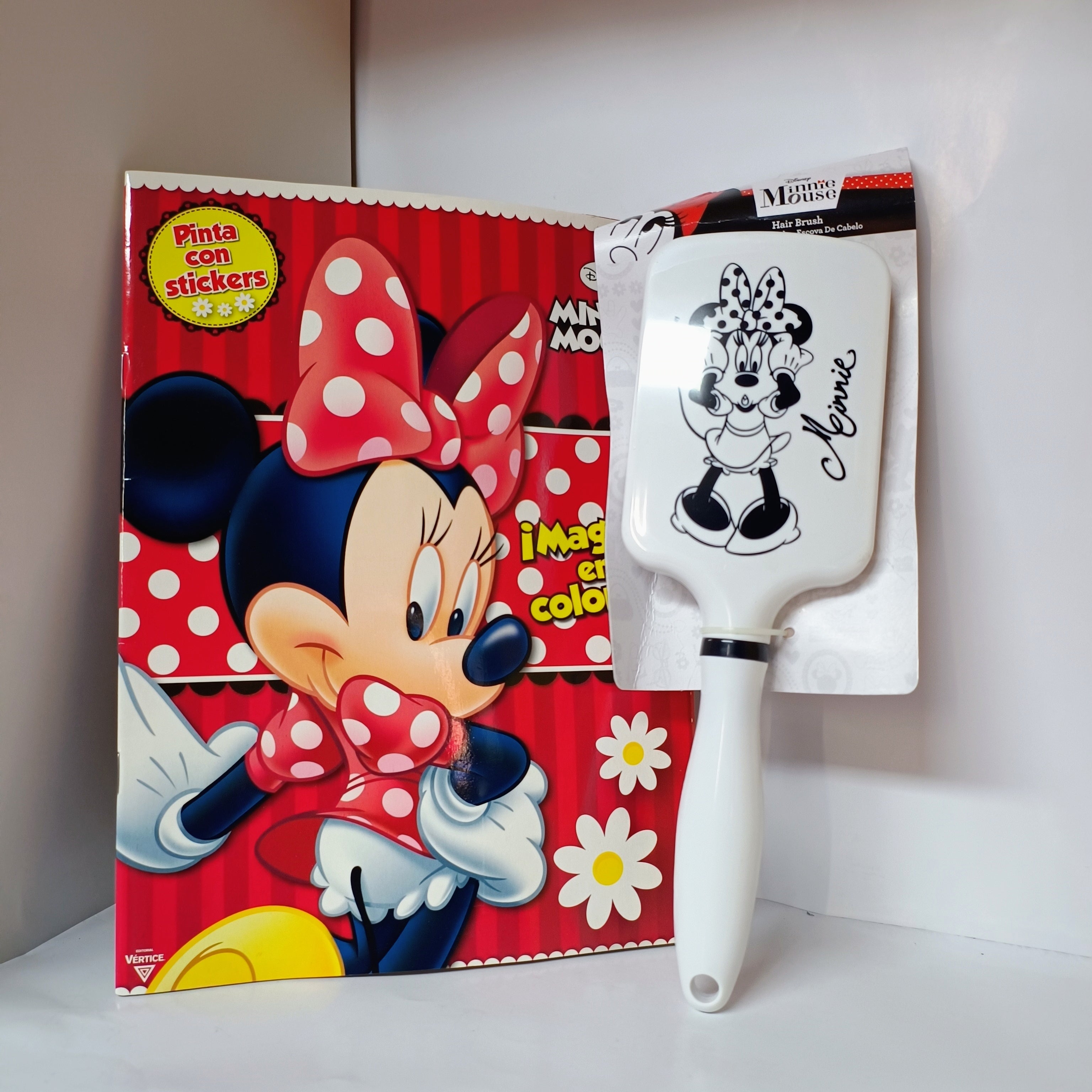 Pinta con stickers con Minnie